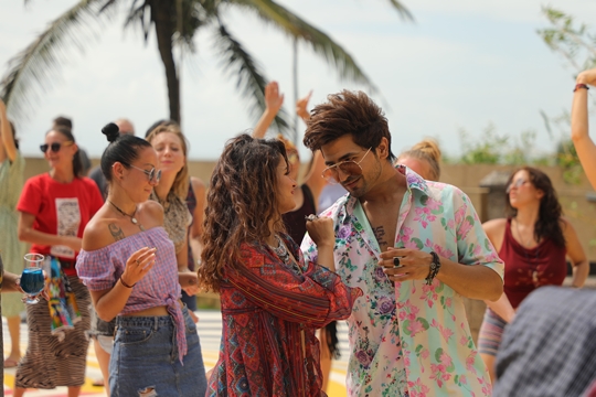 Singer Nikk Unveils Romantic Track Badaami Rang