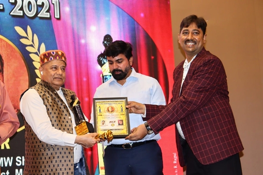 Dr  KRISHNA CHOUHAN HONORED ACTRESS TANISHA MUKHERJEE WITH THE AWARD NAMED  LEGEND DADASAHEB PHALKE AWARD 2021