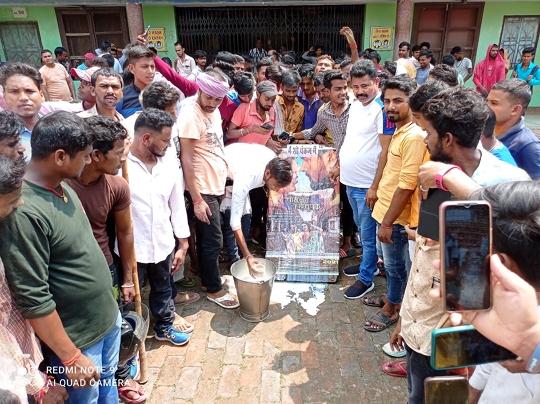 The poster of Bhojpuri’s Rajinikanth Hit Machine Khesari Lal Yadav’s Chori Chori Chupke Chupke was showered by the fans with milk