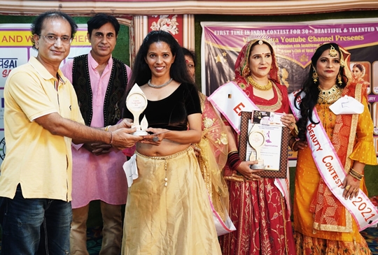 Evergreen Beauty Contest Season-1  30+ Women On The Ramp Floor  Deepti Joshi Bags The First Evergreen Beauty Title