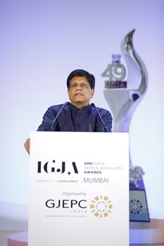 Union Minister Shri Piyush Goyal felicitates top exporters at the 49th India Gem & Jewellery Awards (IGJA)